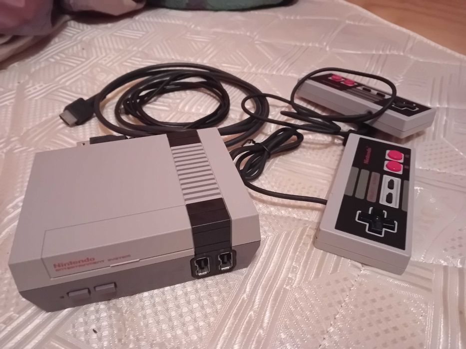 Nintendo NES Classic Edition cu 2 manete