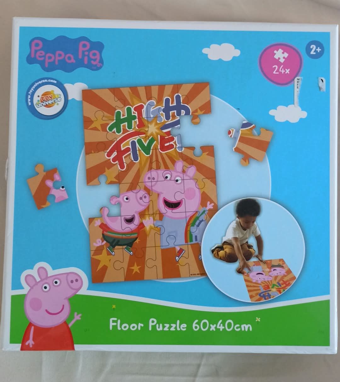Jucarii, carti si prosop plaja familia purcelusului Peppa