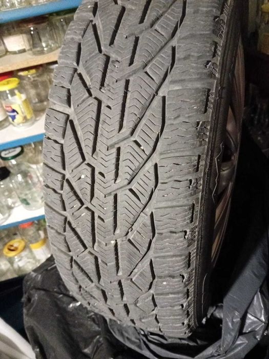 Vand 4 anvelope iarna + jante pt  RENAULT CAPTUR