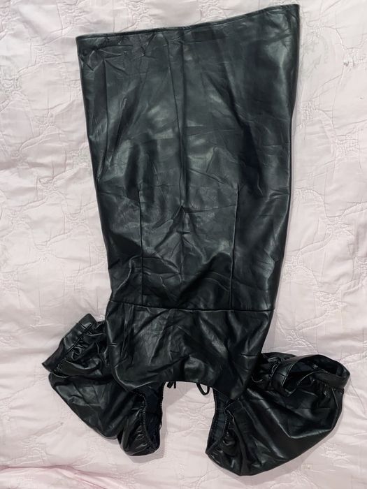 Чёрное платье из эко-кожи с рукавами