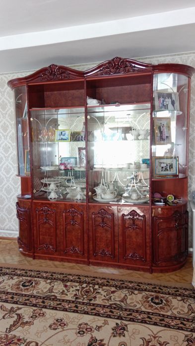 Продам  сервант.