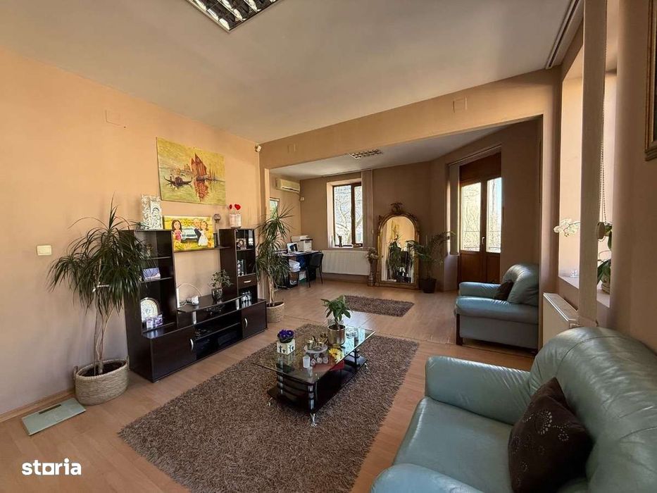 Apartament cu 4 camere de vânzare în zona Centru