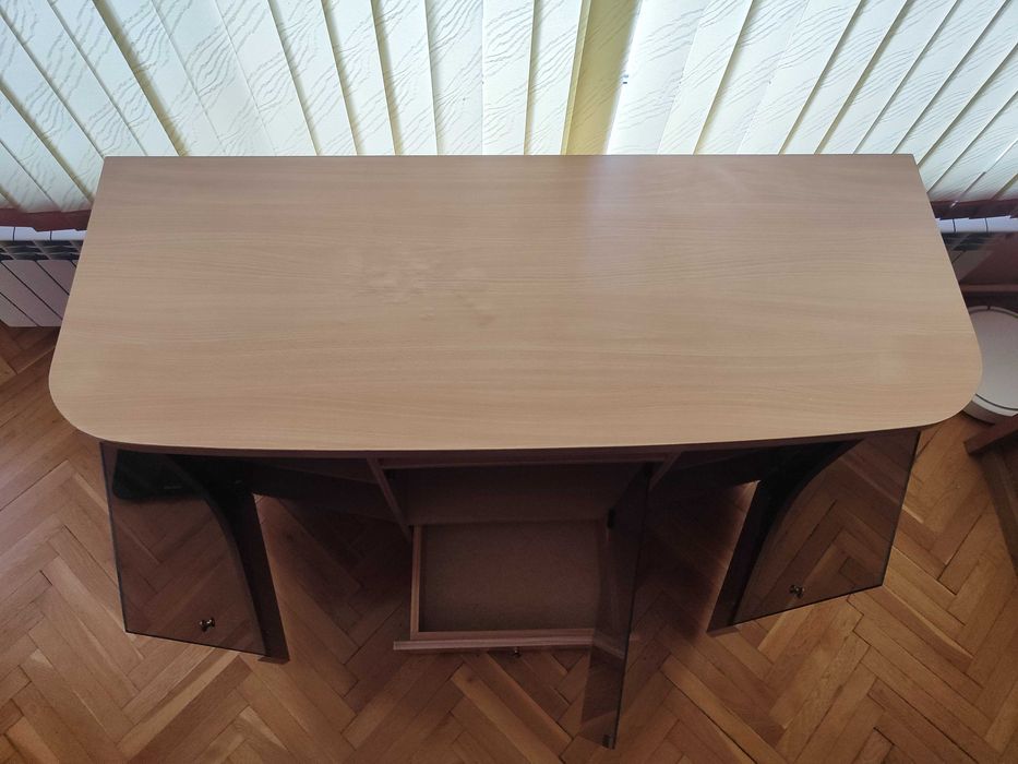 Продавам шкаф със стъклени витрини подходящ за хол, TV и др.