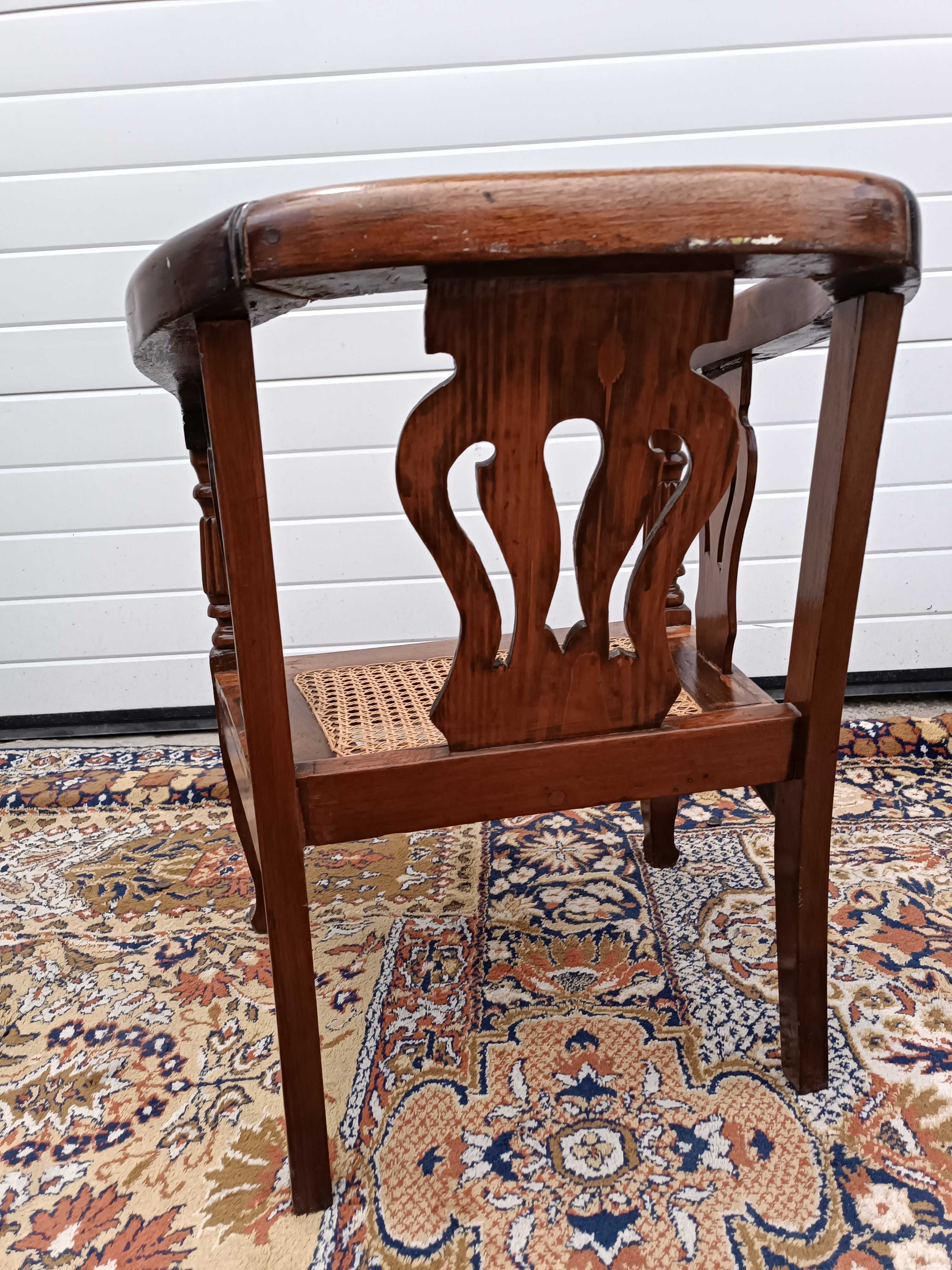 Старинни Английски масивни кресла с красиви извивки за ценители