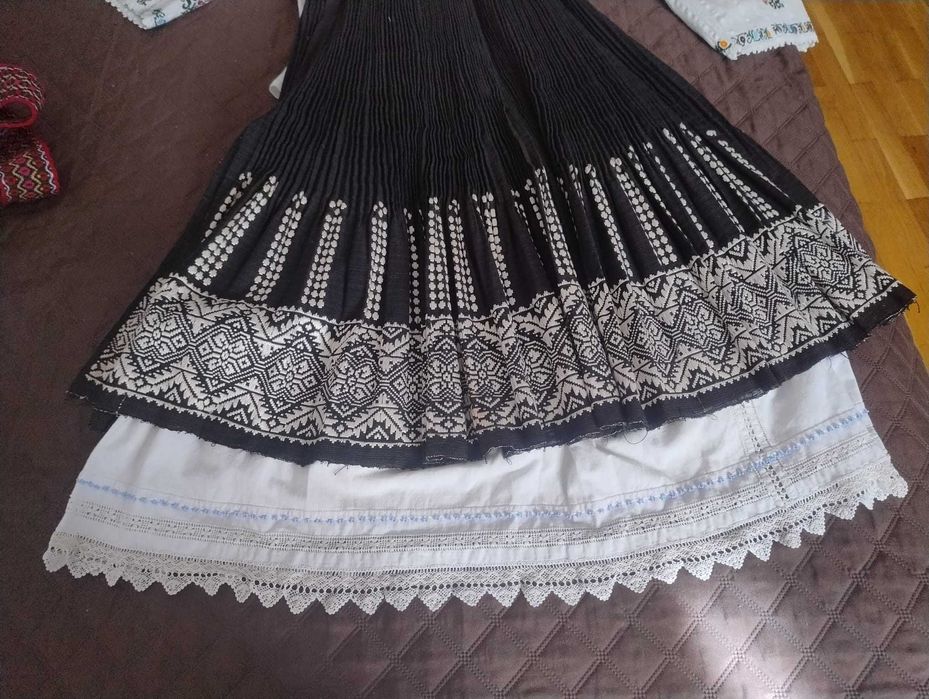 Costum popular autentic Oltenesc – fustă neagră cu alesături albe