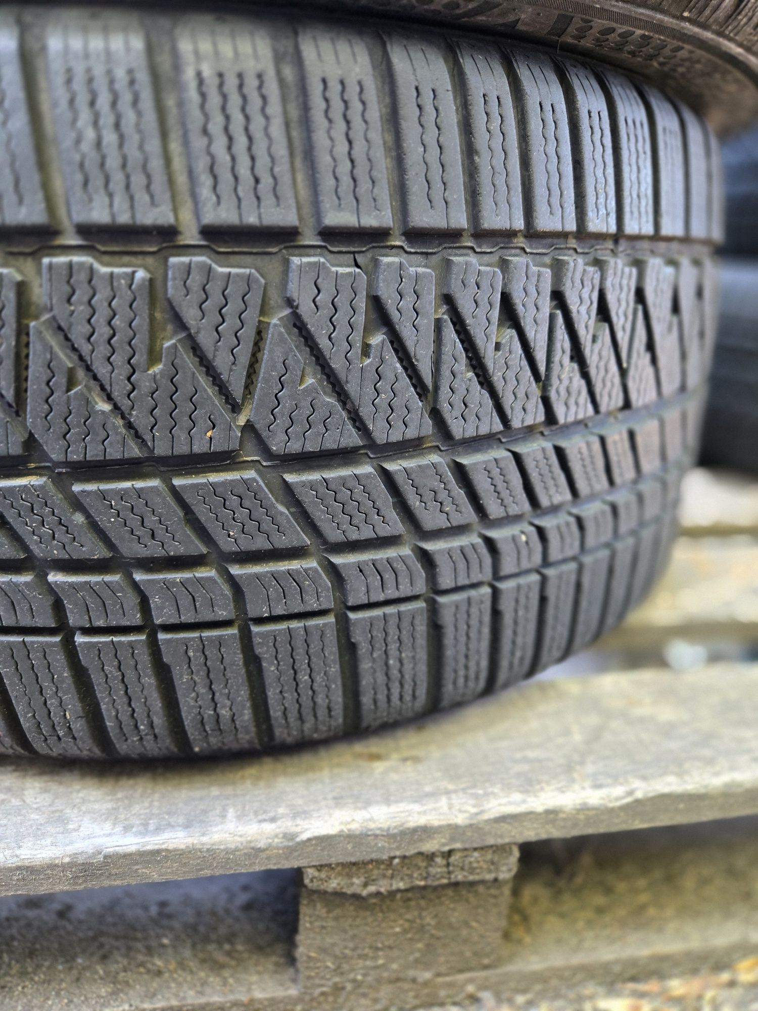 2бр. 295 35 21 Kumho зимни.