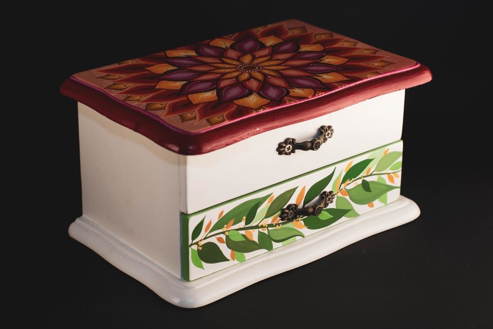 Cutie bijuterii din lemn cu sertare – pictata manual, unicat