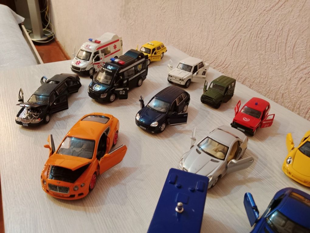 Продам все машинки оптом железные машинки мадельки разных марок