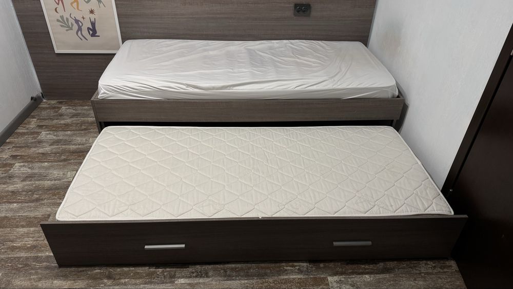 Единични легла с матраци и протектори