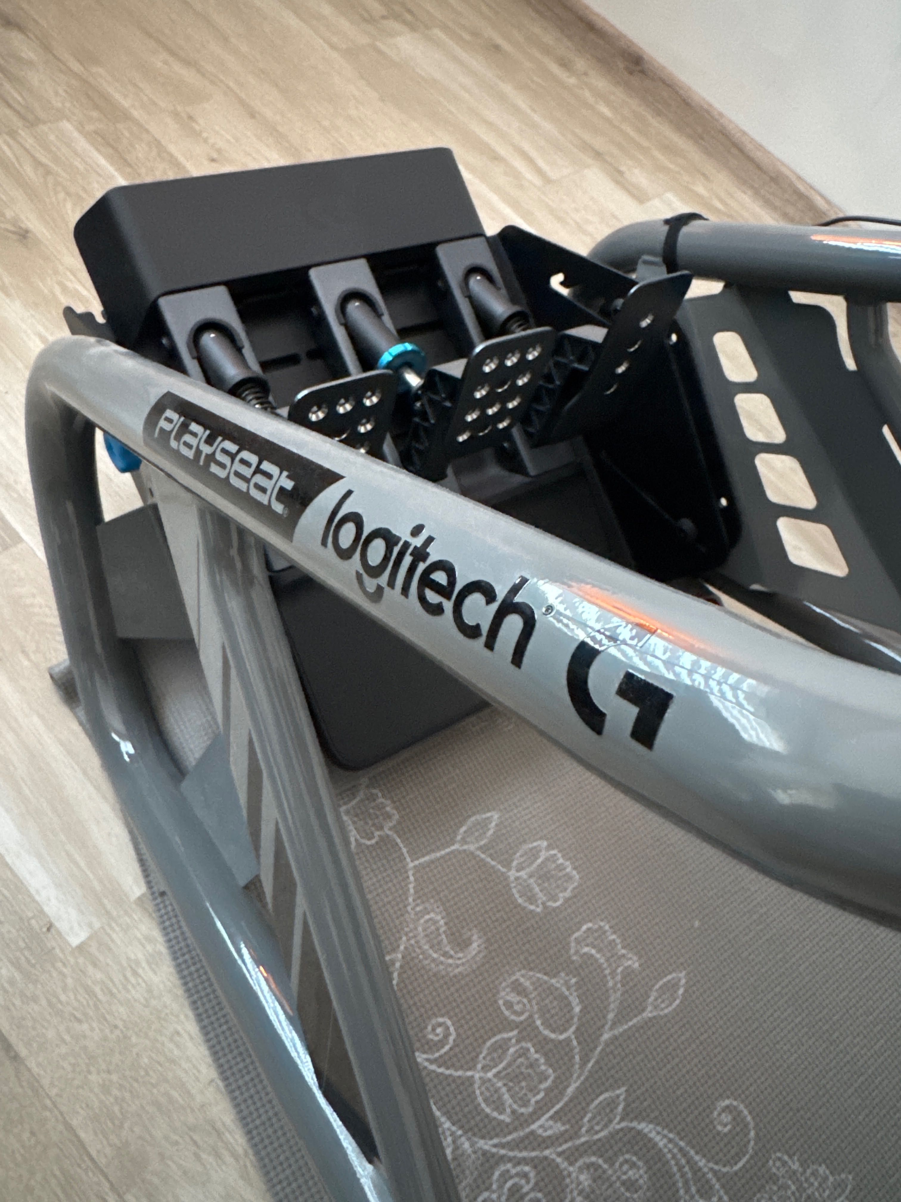 Продавам Simulator Logitech PRO Racing Wheel and Pedals