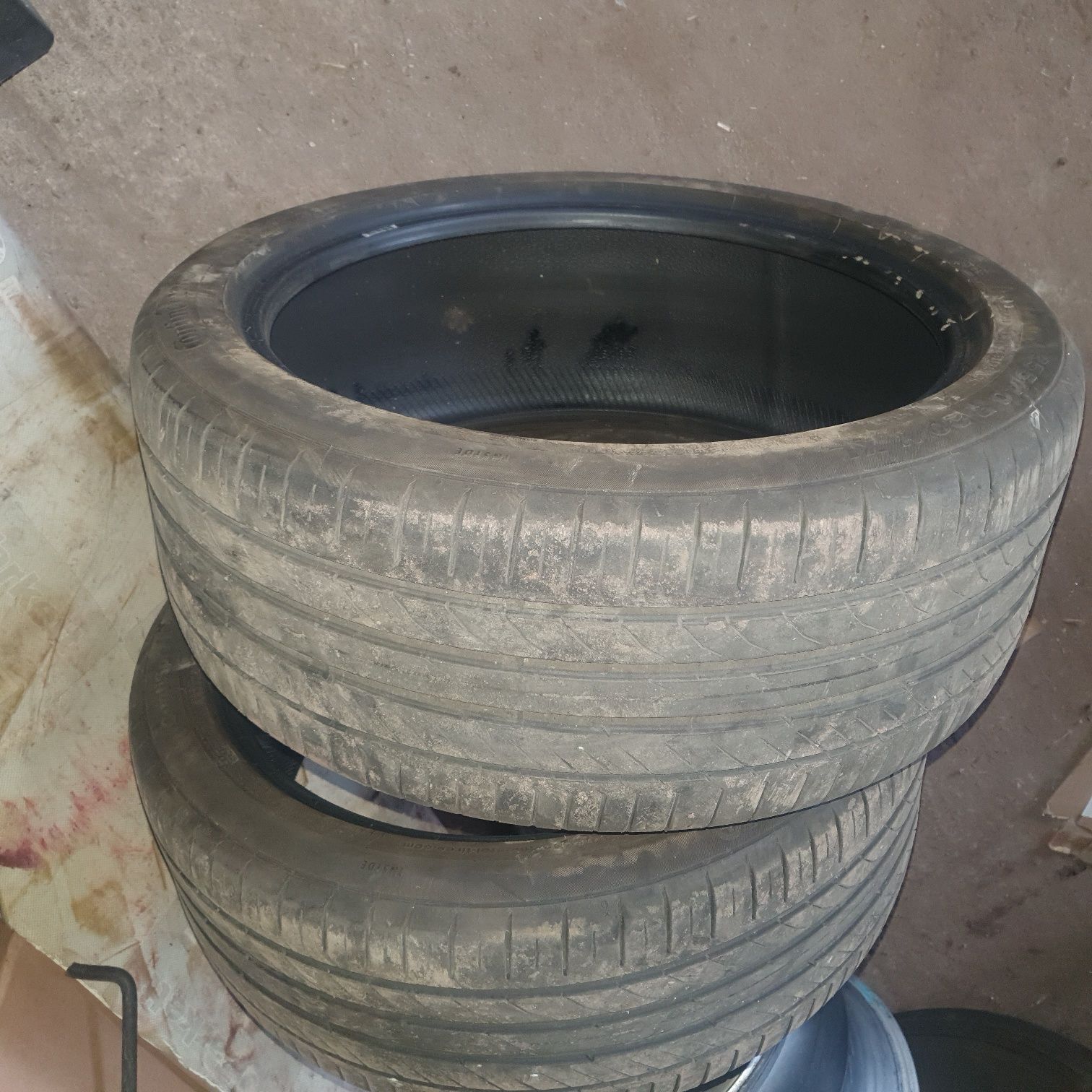 275/40R20 Vredestein