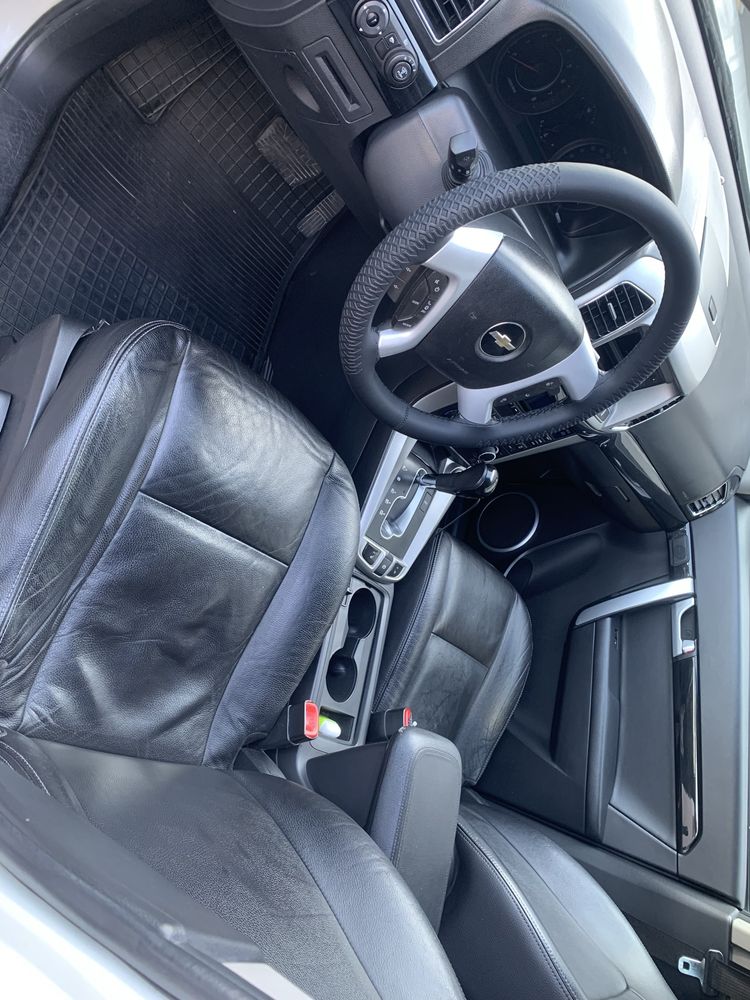 Captiva 2.  3.0l tozza 2011 y sotiladi.