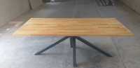 Дървена маса с метални крака