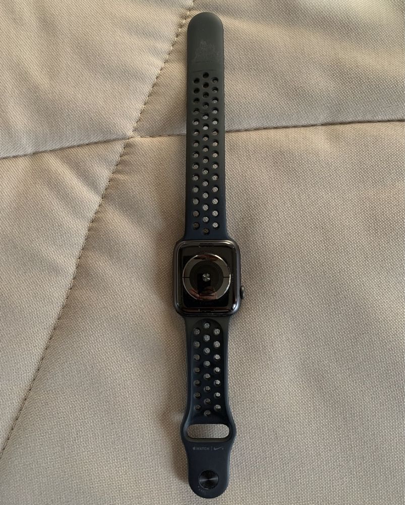 Apple Watch Seria 4, 44 mm, editie special Nike.