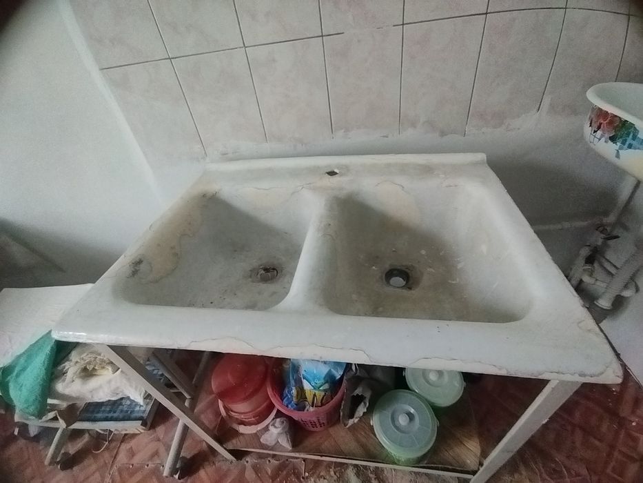 Двух гнездовая раковина советского производства чугунная литая с подст