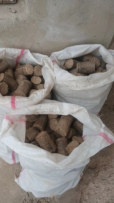 Vând peleti și brichete