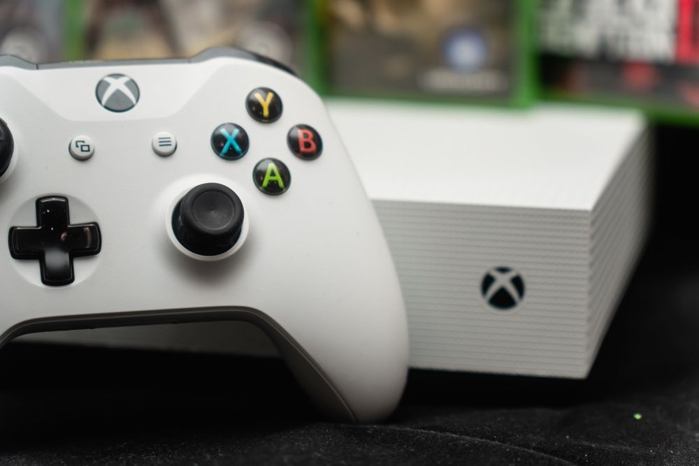 Vând Xbox One S 1TB cu 1 manetă și 4 Jocuri CD