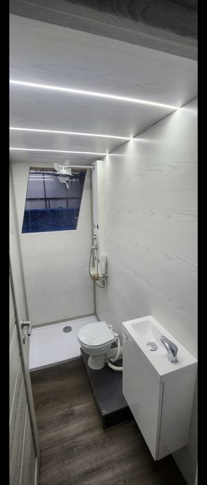 House boat casa pe apa