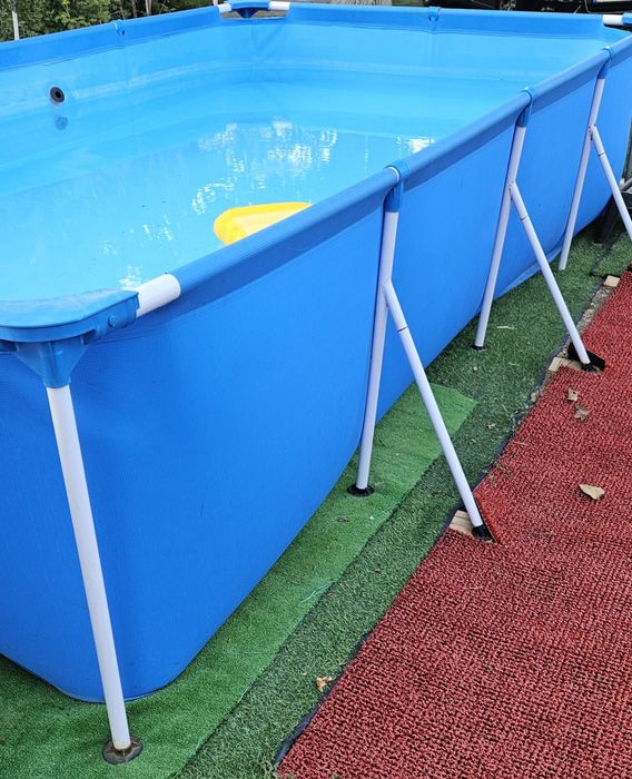 Vând Piscină ...