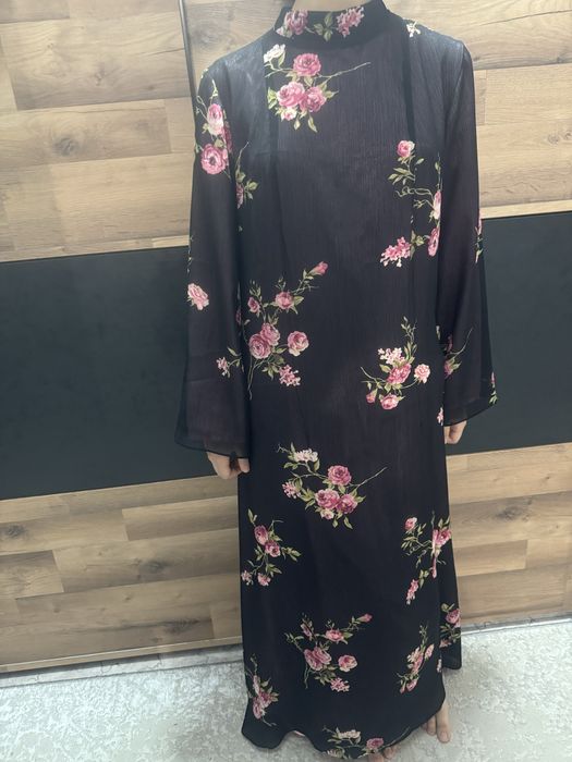 Әдемі көйлектер сатылымда.