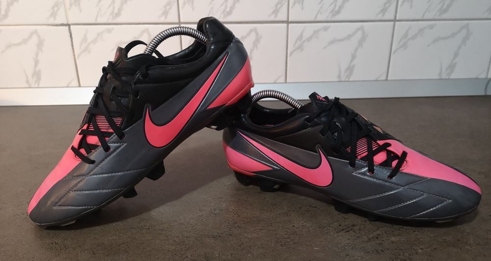 Vând ghete de fotbal profesionale Nike Total90 Laser 4 FG