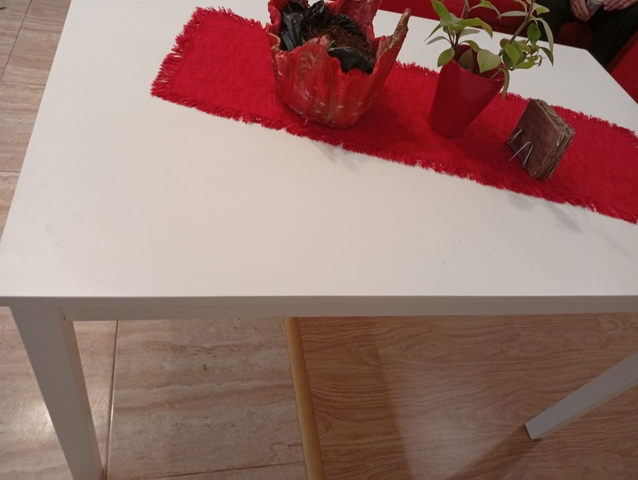 Masă albă de  bucătărie