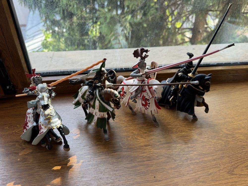 Set figurine cavaleri de turnir