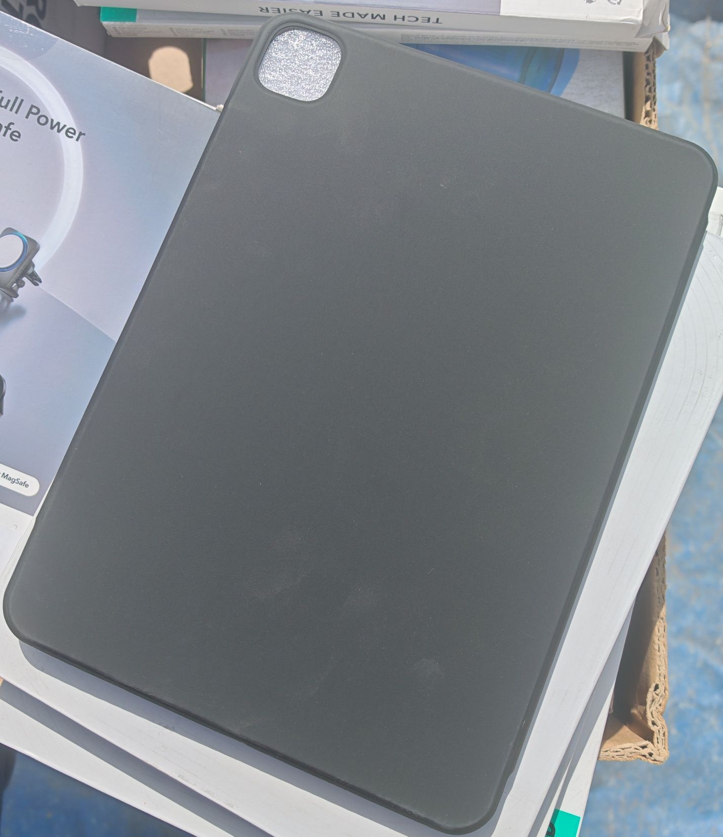 ESR iPad pro 11" M4 2024 магнитна приставка сгъваем на стойка