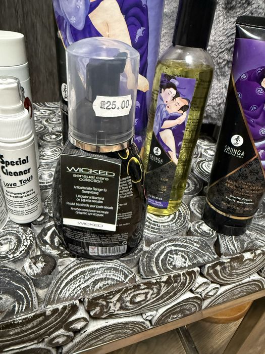 Еротичен комплект олиа и почистващи продукти