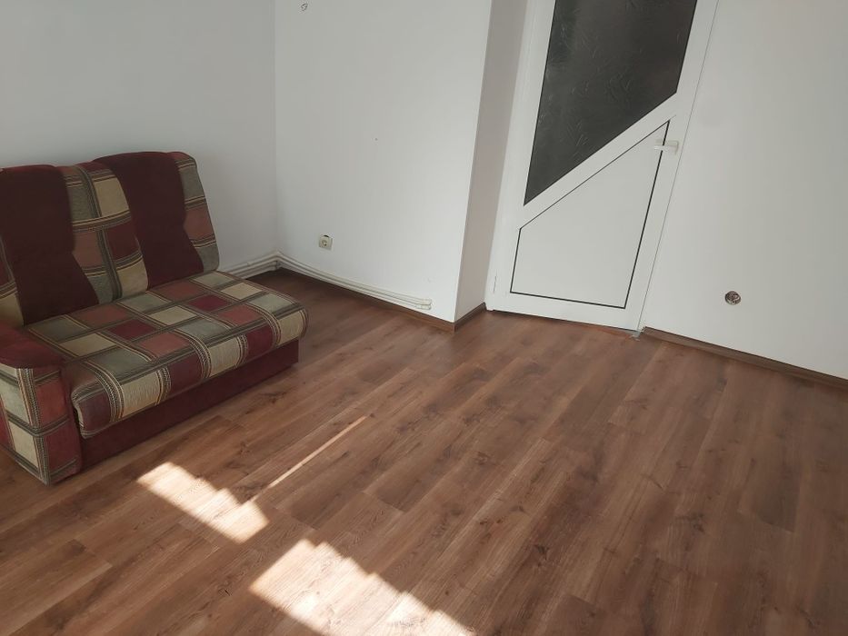 Vând garsoniera nemobilata