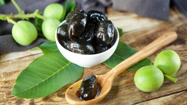 Сладко от зелени орехчета - белени и небелени