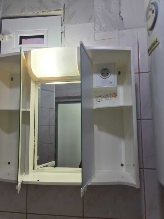 Шкафче за баня,с малка забележка липсва предното стъкло за осветление