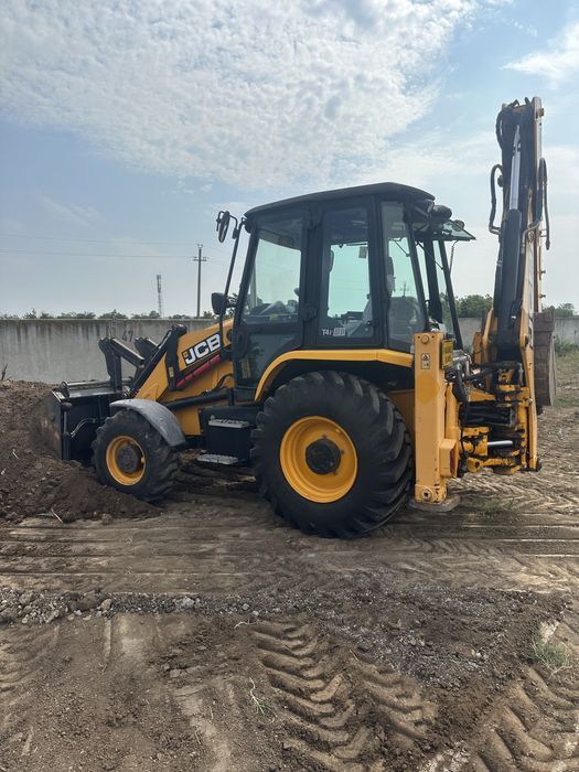 Inchiriez Buldoexcavator Miniexcavator Bobcat