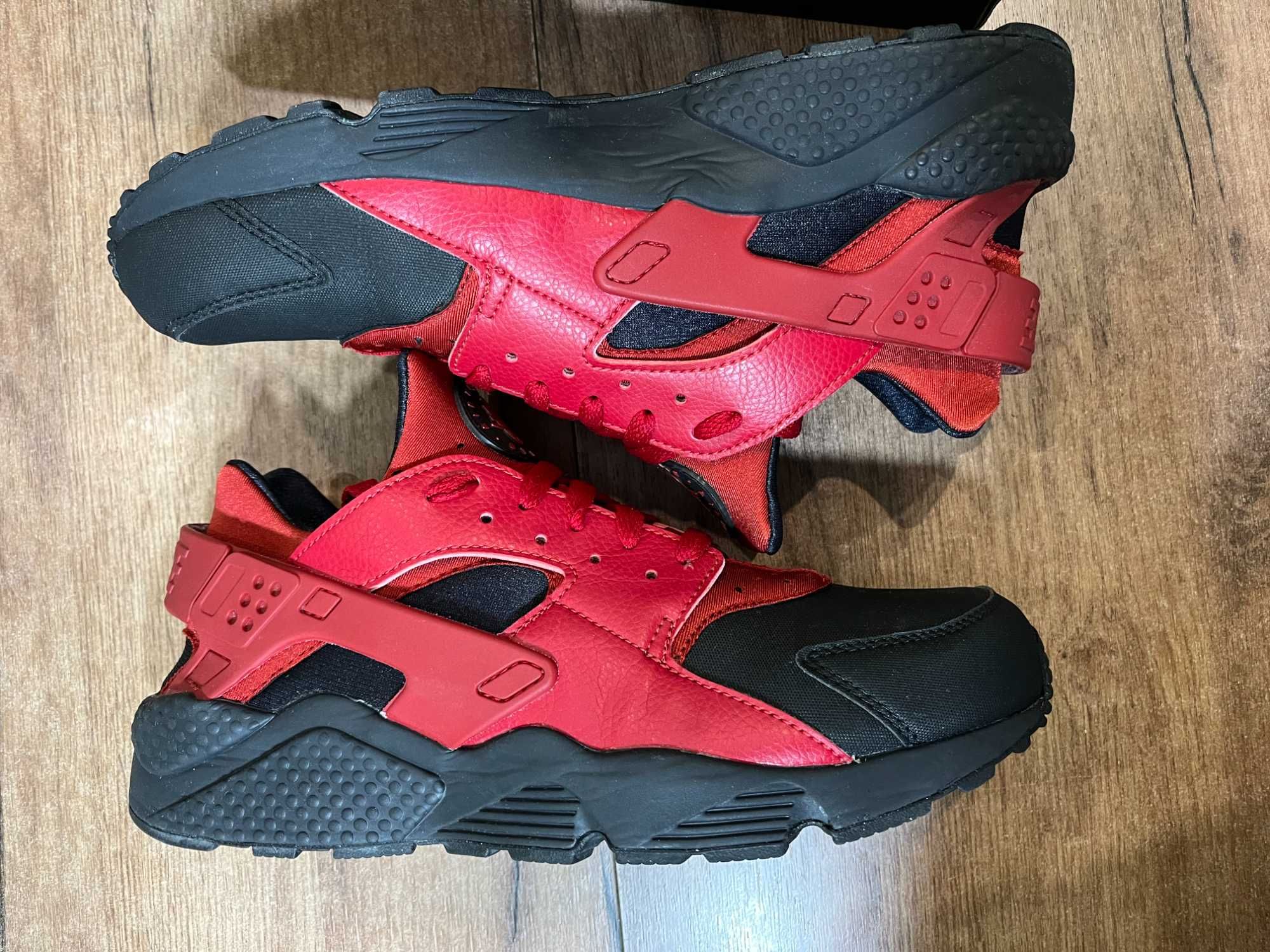 ОРИГИНАЛНИ *** Nike Air Huarache Run Premium / Gym Red Black