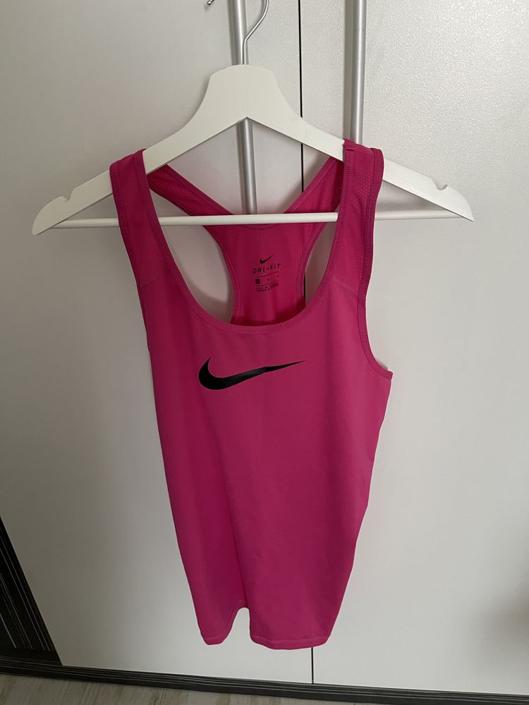 Три броя потника Nike