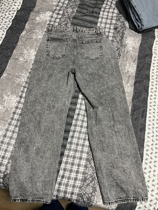 сиви скъсани дънки