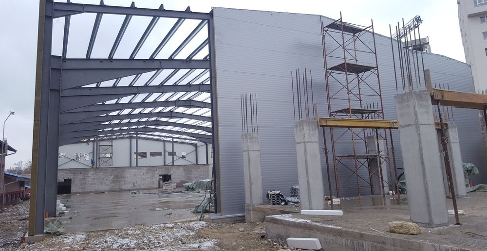 Vand hale metalice cu urmatoarele dimensiuni