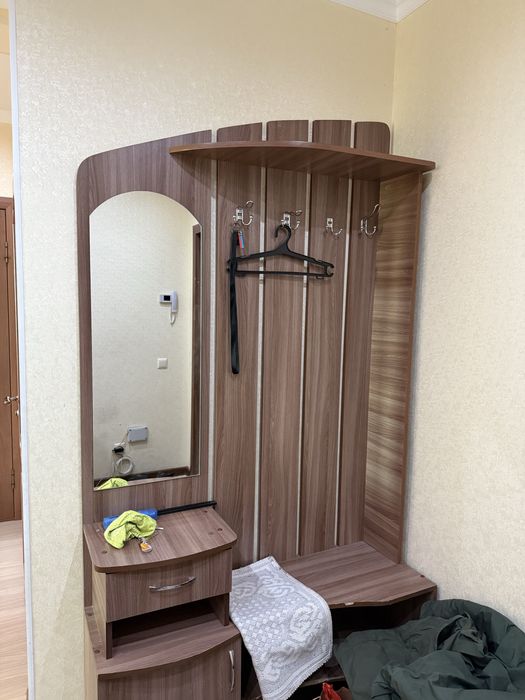 Прихожий шкаф, в хорошем состоянии отдам даром, очень удобный