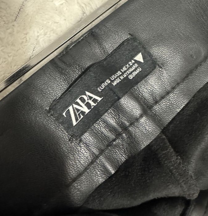 Pantaloni imitatie de piele Zara