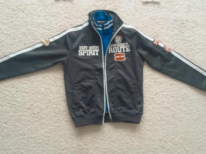 VAND BLUZA sport marimea xS,de calitate,import germania,noua.