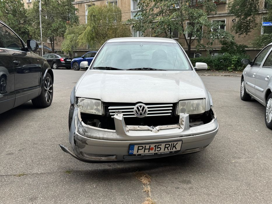 VW Bora Sedan 1.6 benzina – avariată, motor excelent, 1000 EUR