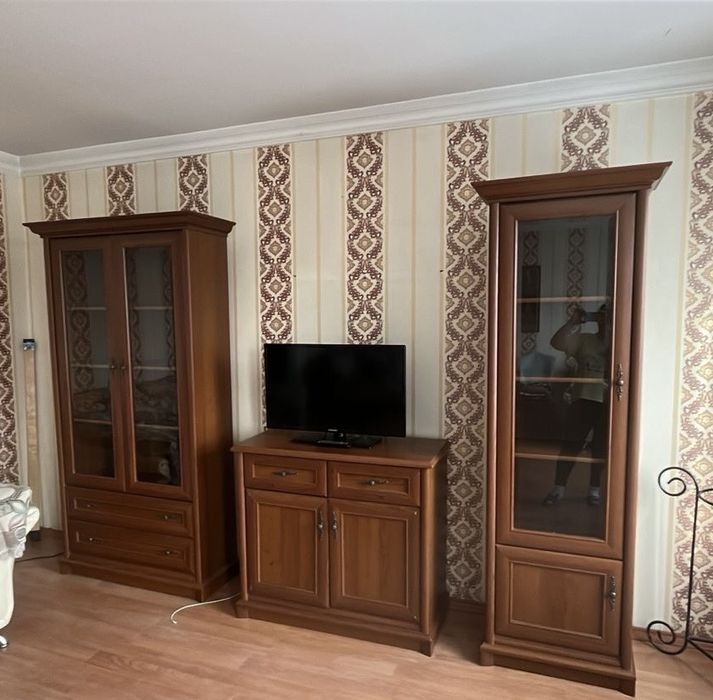 Срочно продам мебель для гостиной. Шкафы из настоящего дерева