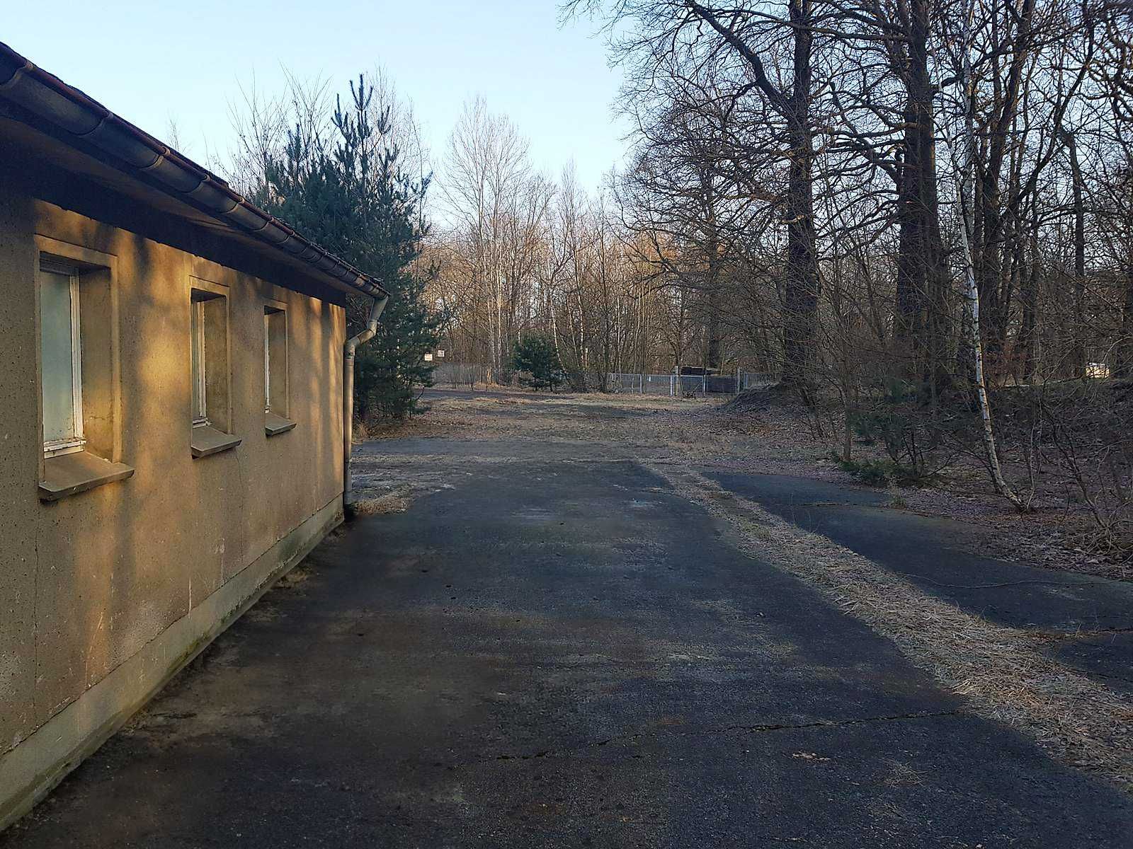 ПАРЦЕЛ СЪС СКЛАДОВЕ И ОФИСИ в регулация 29дка в Германия.