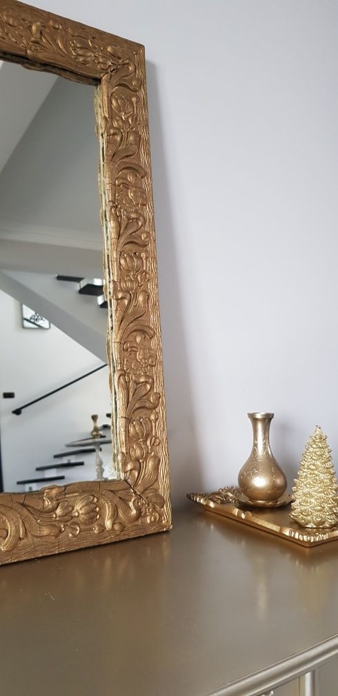 Oglindă veche cu ramă din lemn masiv