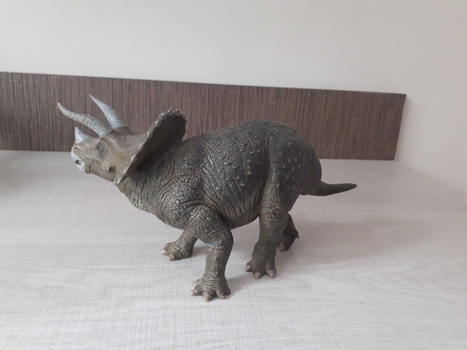 Динозавър фигурка