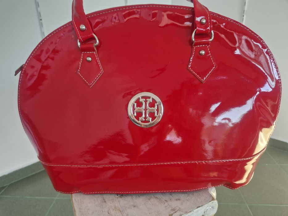 Дамаска лачена чанта в червен цвят