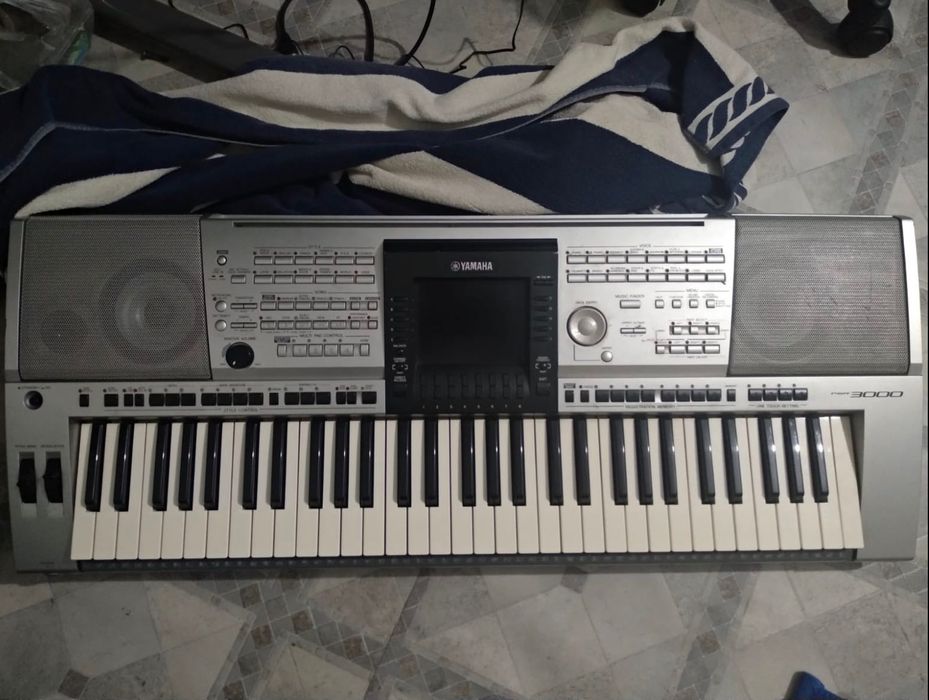 Продаю синтезатор Yamaha psr 3000. Состояние хорошее.