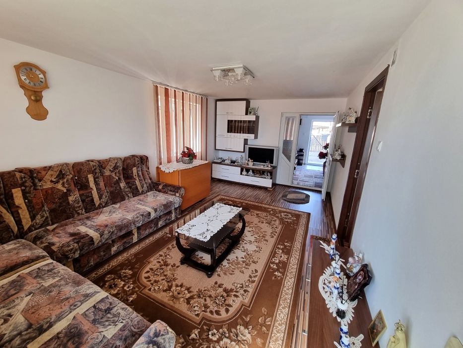 Casă P + Etaj  comuna Lăcusteni