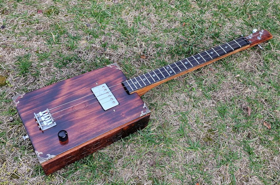 Chitara electrica cu 3 corzi ( cigar box guitar )