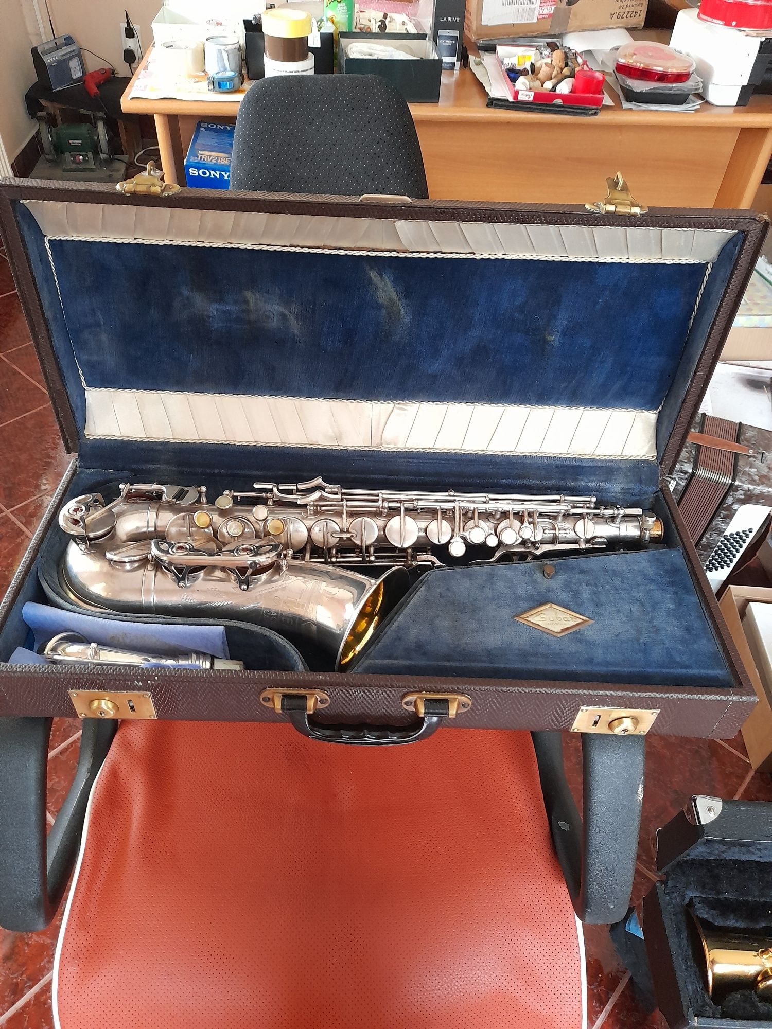 Vand saxofon Toneking, regele saxofoanelor, argintat la comanda